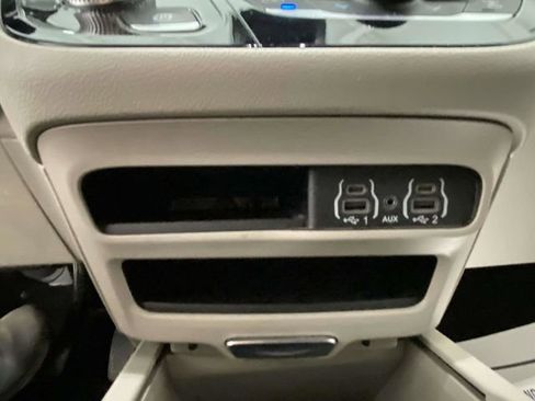 Used 2024 Chrysler Pacifica Touring-L image 18