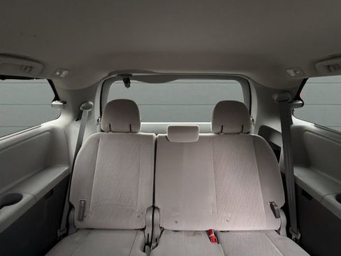 Used 2016 Toyota Sienna LE image 19
