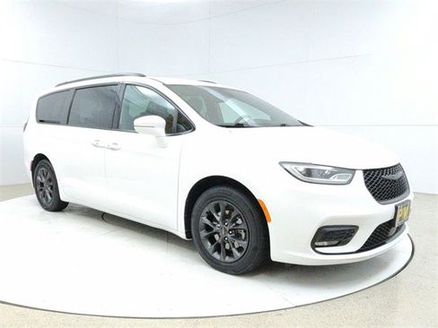 Used 2021 Chrysler Pacifica Touring w/ S Appearance Package image 1