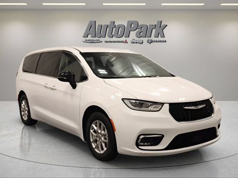 Certified 2025 Chrysler Pacifica Select FWD image 2