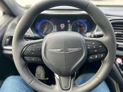 Used 2025 Chrysler Pacifica Limited image 13