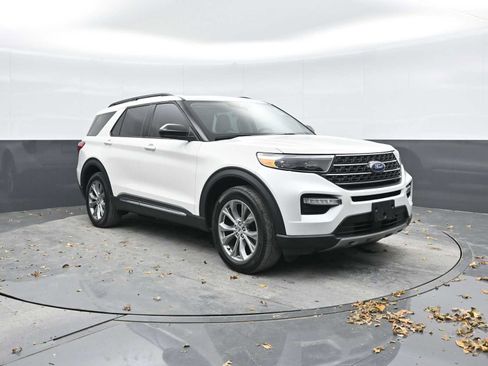 Used 2022 Ford Explorer XLT w/ Equipment Group 202A image 6