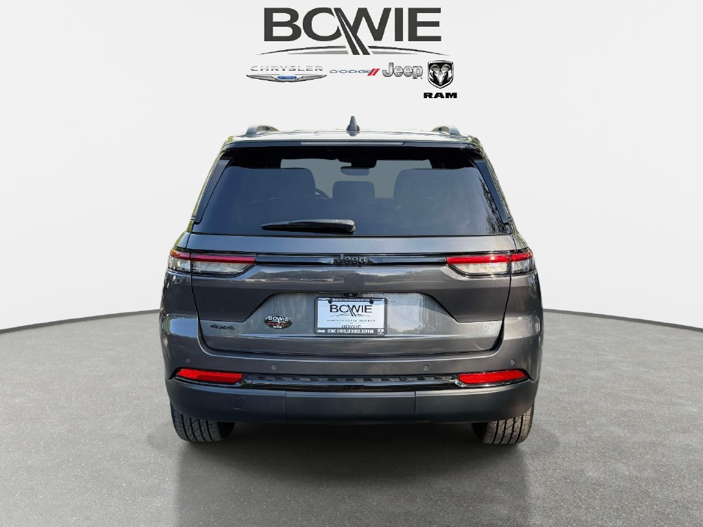 Used 2022 Jeep Grand Cherokee Laredo AWD/4WD image 3