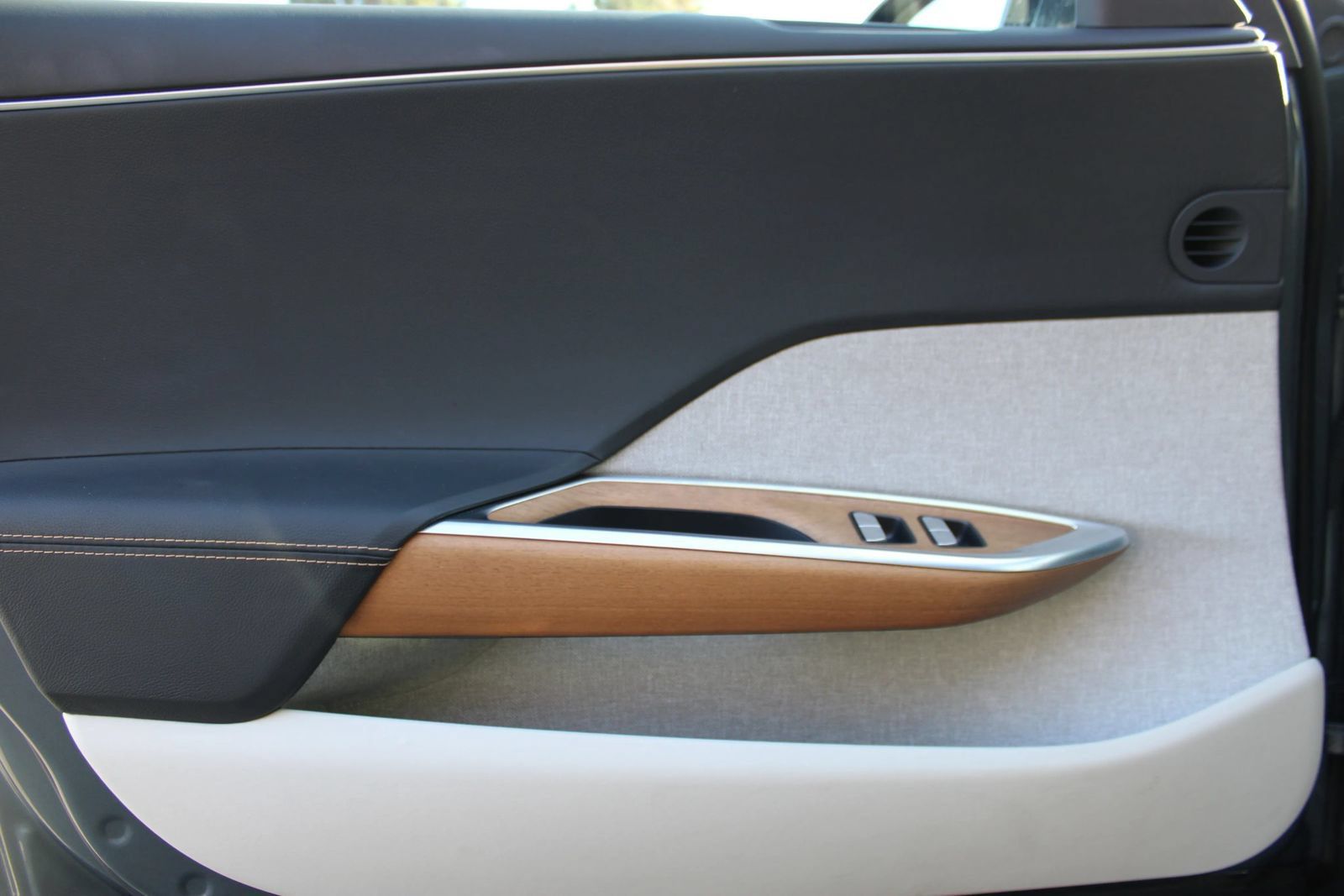 Used 2025 Lucid Air Pure RWD image 8