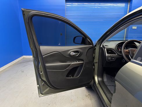 Used 2019 Jeep Cherokee Latitude w/ Popular Appearance Group image 10