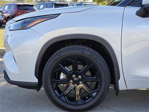 Used 2024 Toyota Highlander LE image 5