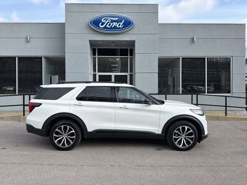 Used 2025 Ford Explorer ST-Line image 2