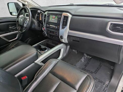 Used 2019 Nissan Titan PRO-4X w/ Pro-4x Convenience Package AWD/4WD image 19