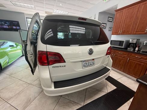 Used 2012 Volkswagen Routan SE FWD image 11