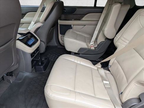 Used 2024 Lincoln Navigator Premiere image 17