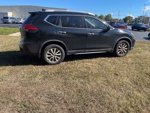 Used 2017 Nissan Rogue SV image 3