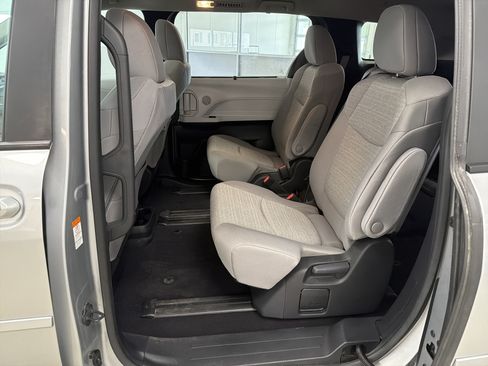 Used 2025 Toyota Sienna LE AWD/4WD image 28