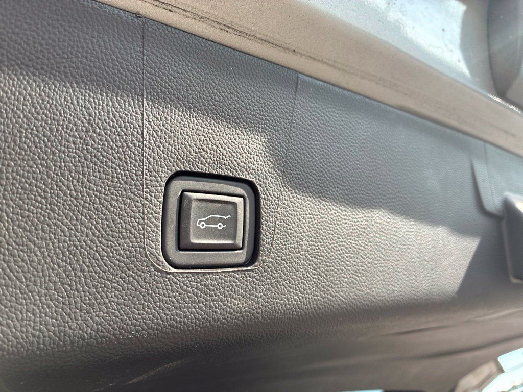 Used 2023 Chevrolet Traverse LT FWD image 31