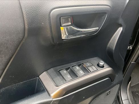 Certified 2018 Toyota Tacoma TRD Sport AWD/4WD image 32