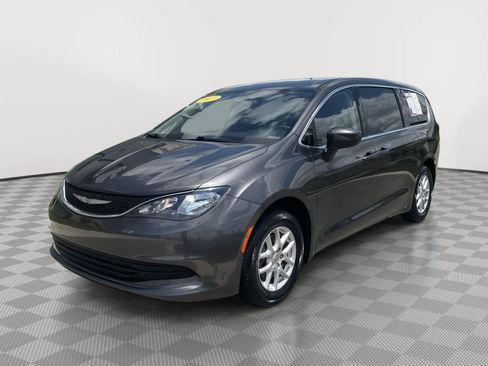 Used 2017 Chrysler Pacifica Touring FWD image 4