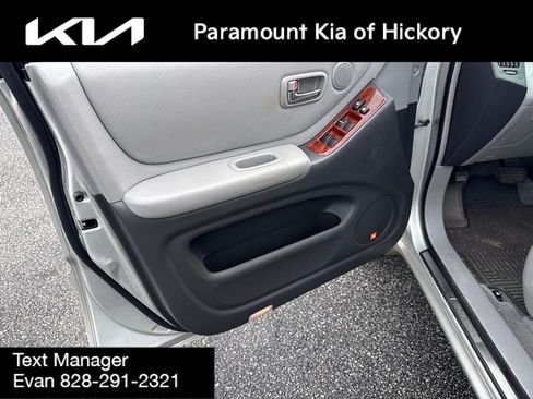 Used 2005 Toyota Highlander 2WD V6 w/ 3rd Row image 9