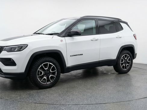 Used 2025 Jeep Compass Trailhawk image 3