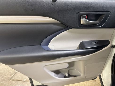 Used 2019 Toyota Highlander XLE AWD/4WD image 20