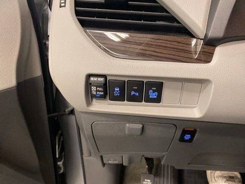 Used 2017 Toyota Sienna Limited image 18