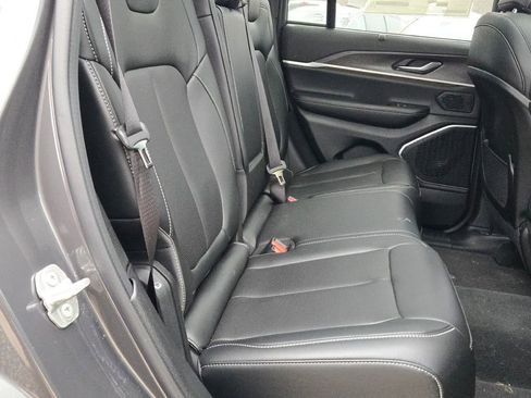 Used 2025 Jeep Grand Cherokee Limited w/ Luxury Tech Group II image 9