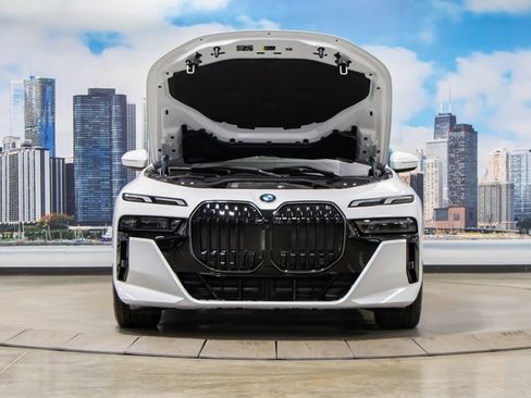 Used 2025 BMW 740i xDrive w/ Premium Package image 4