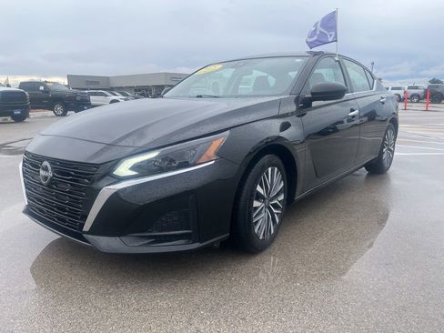 Used 2025 Nissan Altima 2.5 SV FWD image 1