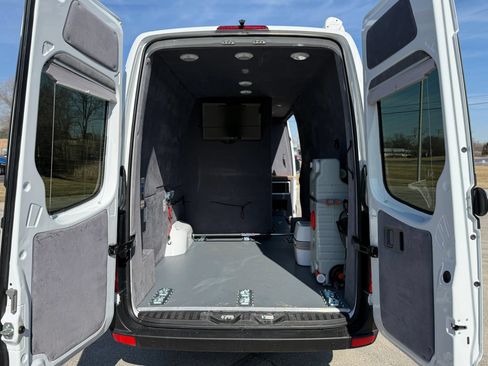 Used 2013 Freightliner Sprinter 2500 RWD image 9