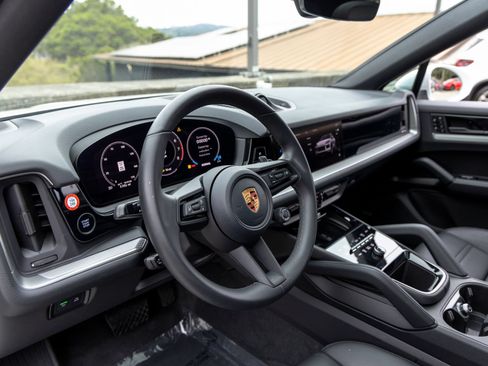 Certified 2026 Porsche Cayenne Coupe AWD/4WD image 4