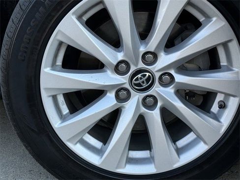Used 2018 Toyota Camry LE image 9