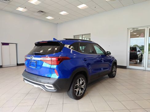 Used 2021 Kia Seltos EX AWD/4WD image 3