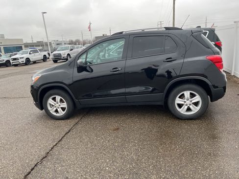 Used 2021 Chevrolet Trax LT w/ LT Convenience Package image 9