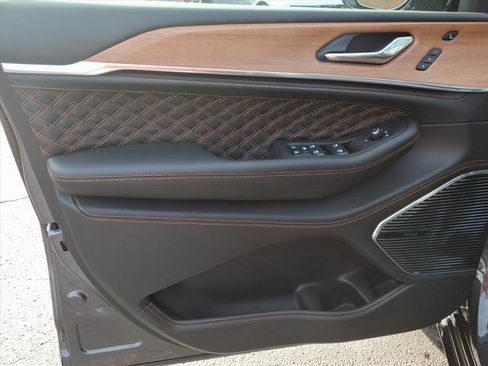 New 2025 Jeep Grand Cherokee Summit image 9