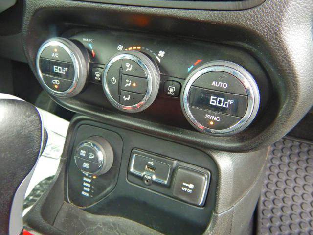 Used 2016 Jeep Renegade Trailhawk w/ Premium Trailhawk Package AWD/4WD image 19
