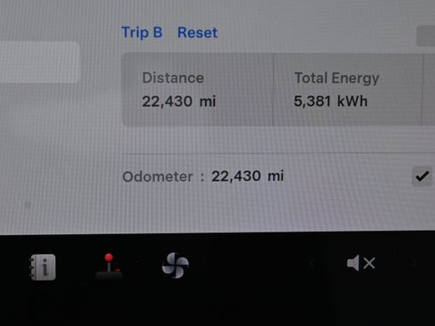 Used 2023 Tesla Model 3 Standard Range image 19