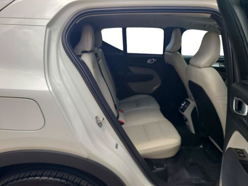Used 2021 Volvo XC40 T4 Momentum w/ Premium Package FWD image 22