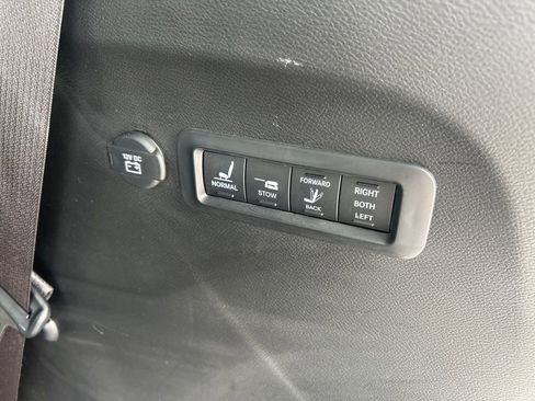 Used 2023 Chrysler Pacifica Limited w/ Uconnect Theater Family Group FWD image 8