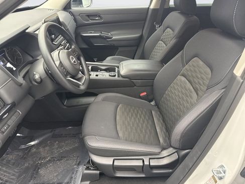 Used 2024 Nissan Pathfinder S image 11