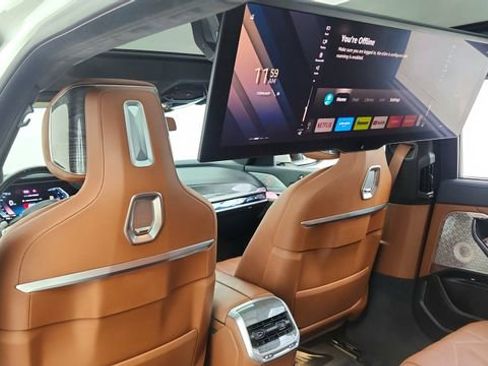 Used 2023 BMW 740i w/ Executive Package image 32