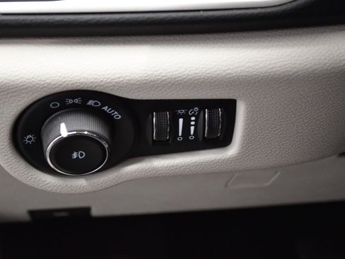 Used 2023 Chrysler Pacifica Touring-L FWD image 16