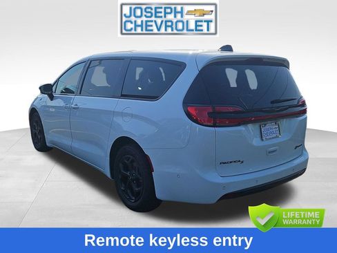 Used 2024 Chrysler Pacifica Limited FWD image 3