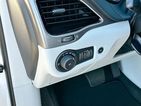 Used 2019 Jeep Cherokee Limited image 10