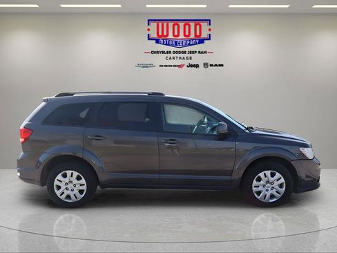 Used 2019 Dodge Journey SE w/ Connectivity Group FWD image 2