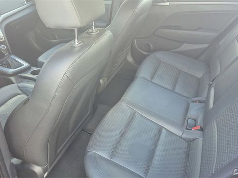 Used 2017 Hyundai Elantra Limited image 10