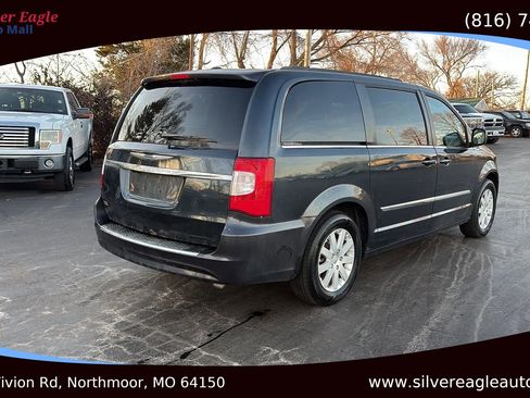 Used 2014 Chrysler Town & Country Touring image 5