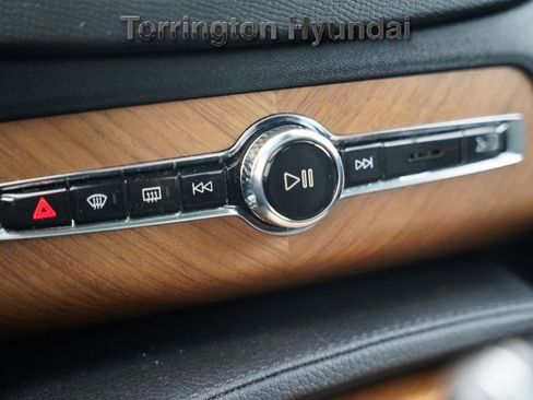 Used 2022 Volvo XC90 T6 Momentum w/ Advanced Package image 26