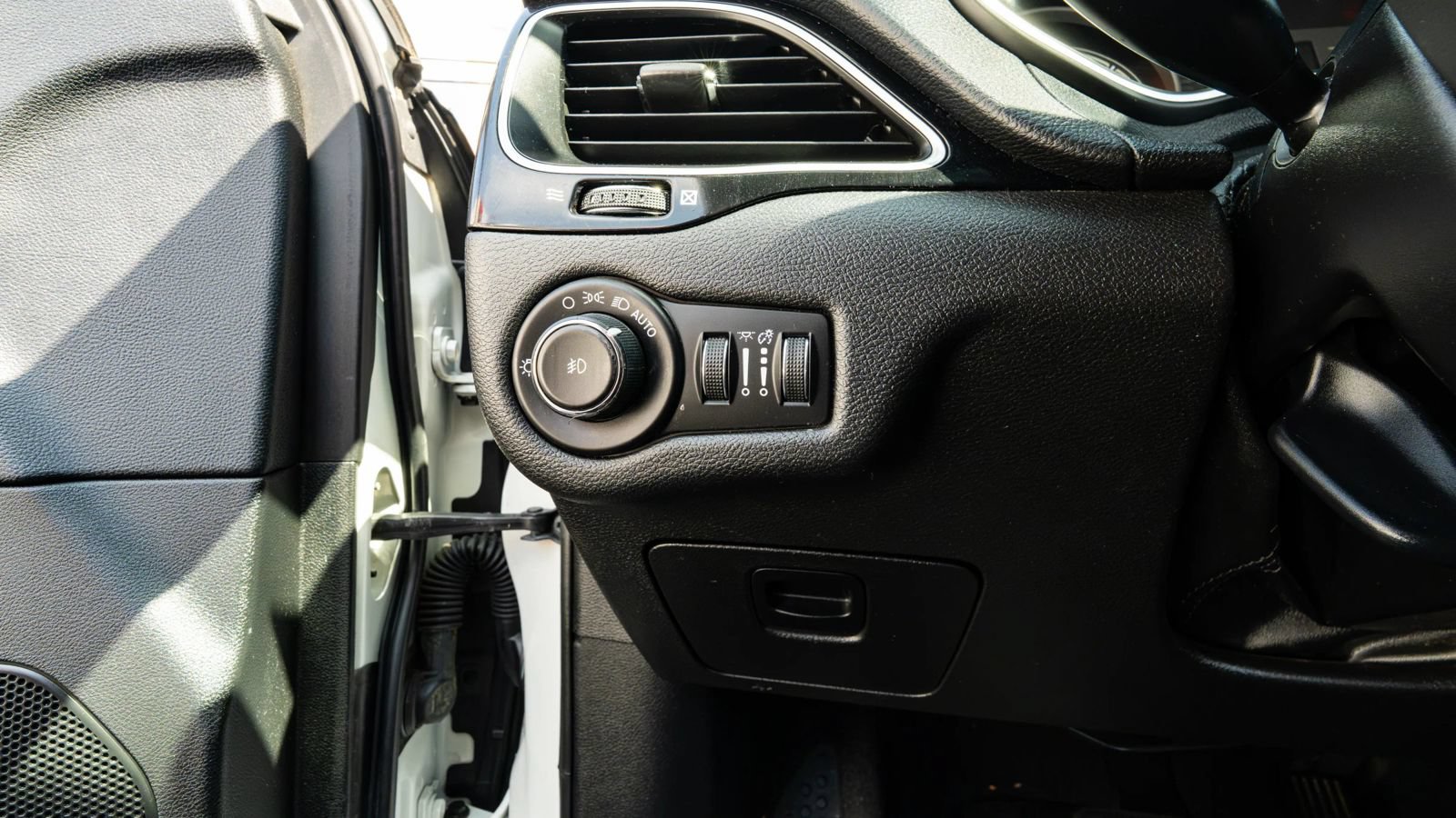 Used 2019 Jeep Cherokee Latitude Plus AWD/4WD image 46