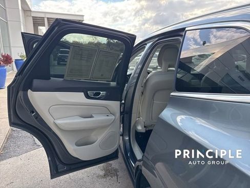 Used 2018 Volvo XC60 T6 Momentum w/ Convenience Package image 30