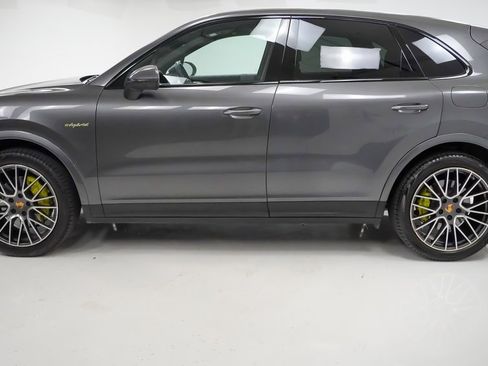 Certified 2023 Porsche Cayenne image 2