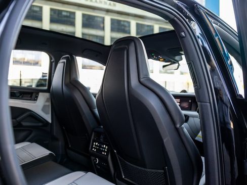 Certified 2025 Porsche Cayenne Coupe image 55