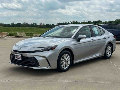 Used 2025 Toyota Camry LE image 7